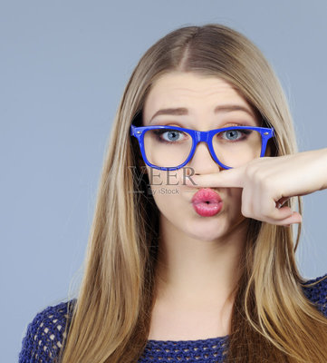 女人戴眼镜算八字的图片的简单介绍